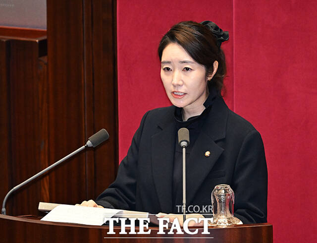 제432회국회(임시회) 8차 본회의가 24일 오후 서울 여의도 국회에서 열린 가운데 ‘공천 헌금 수수 의혹’을 받고 있는 강선우 무소속 의원의 체포동의안이 가결되고 있다.