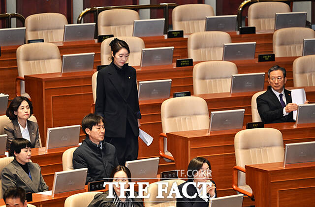 ‘공천 헌금 수수 의혹’을 받고 있는 강선우 무소속 의원이 24일 오후 서울 여의도 국회에서 열린 제432회국회(임시회) 8차 본회의에 참석해 본인의 체포동의안 투표에 앞서 신상발언을 하기 위해 단상으로 이동하고 있다. /국회=배정한 기자