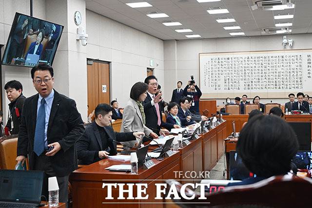 항의하며 이석한 국민의힘 의원들의 빈 자리.