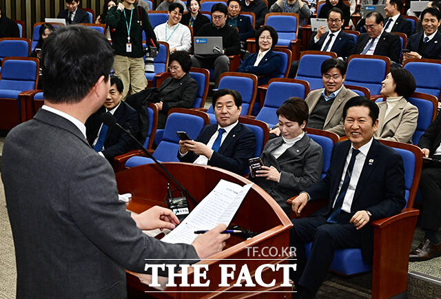 한병도 더불어민주당 원내대표가 24일 오후 서울 여의도 국회에서 열린 의원총회에 참석해 정청래 대표의 발언을 듣고 있다.