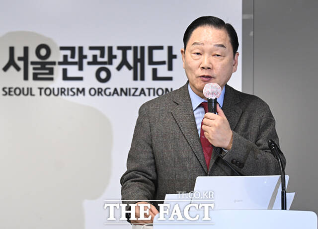 길기연 서울관광재단 대표이사(왼쪽 두 번째)와 참석자들이 24일 서울 종로구 서울관광플라자 대회의실에서 열린 2026년 서울 관광사업 설명회에서 기념촬영하고 있다.