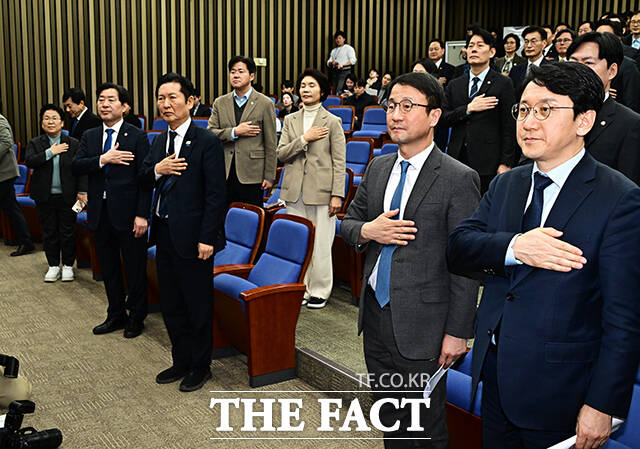 한병도 더불어민주당 원내대표가 24일 오후 서울 여의도 국회에서 열린 의원총회에 참석해 정청래 대표의 발언을 듣고 있다.