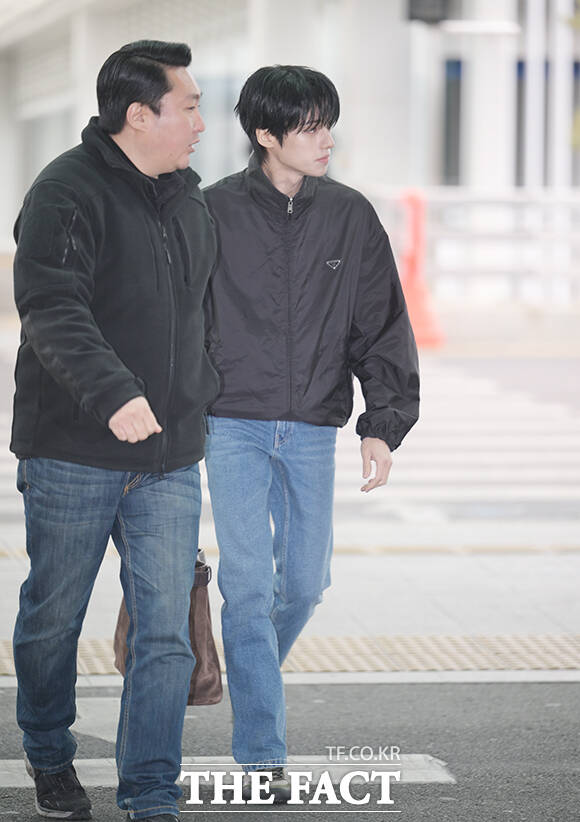 에이티즈 우영이 24일 오전 패션쇼 참석을 위해 인천국제공항에서 밀라노로 출국하며 포즈를 취하고 있다. /인천국제공항=박헌우 기자