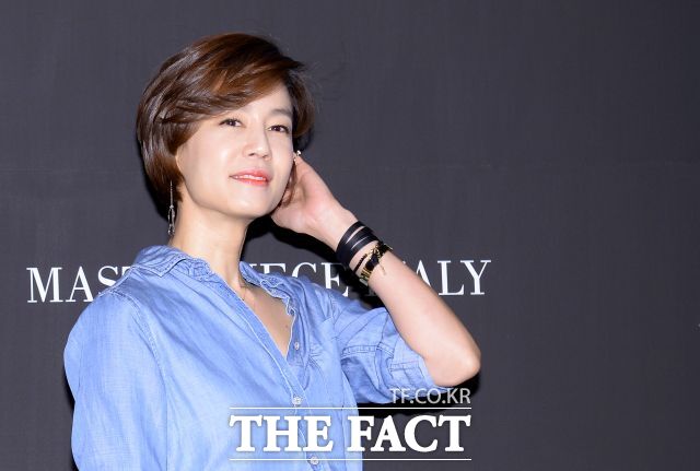 배우 김지호가 공공 도서관에서 대출한 책을 훼손한 것을 사과했다. /더팩트DB