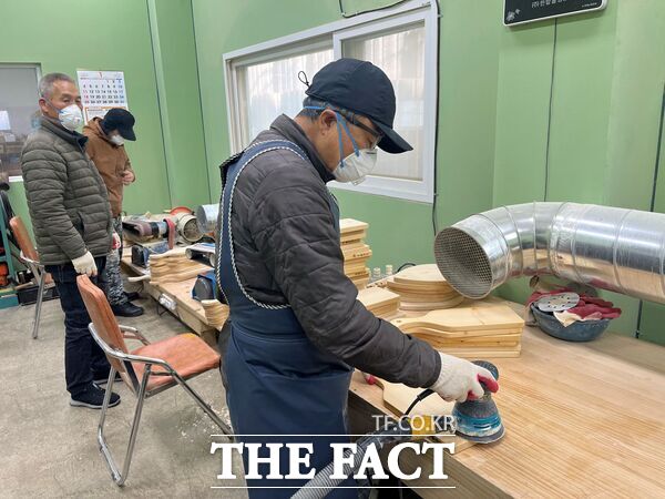 대덕구노인종합복지관 노인일자리공동체사업단이 24일 원목 도마와 다양한 목공 소품을 제작하는 일터로 장동공방을 운영하고 있다. /대덕구노인종합복지관