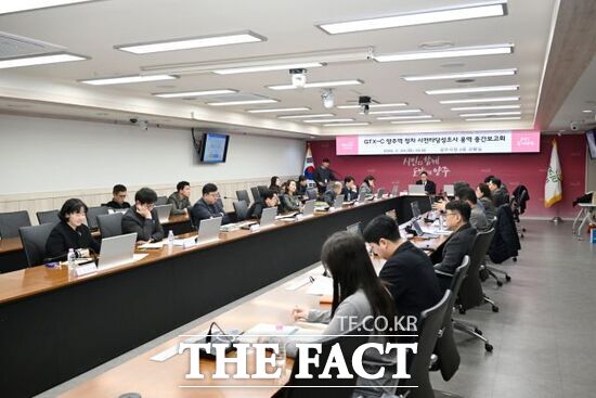 24일 양주시청 상황실에서 열린 GTX 양주역 정차 사전타당성조사 용역 중간보고회에서 양주시 관계자들이 역사 증축 여부에 따른 사업 대안과 구체적인 타당성 분석 결과를 공유하고 있다. /양주시
