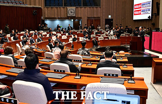 송언석 국민의힘 원내대표가 24일 오전 서울 여의도 국회에서 열린 의원총회에 참석해 모두발언을 하고 있다. /국회=배정한 기자