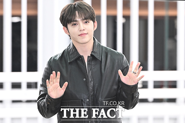 보스(BOSS) 글로벌 엠버서더인 세븐틴 에스쿱스가 24일 오전 ‘26 FW 패션위크‘ 참석을 위해 인천국제공항에서 이탈리아 밀라노로 출국하며 팬들에게 인사하고 있다. /인천국제공항=김성렬 인턴기자