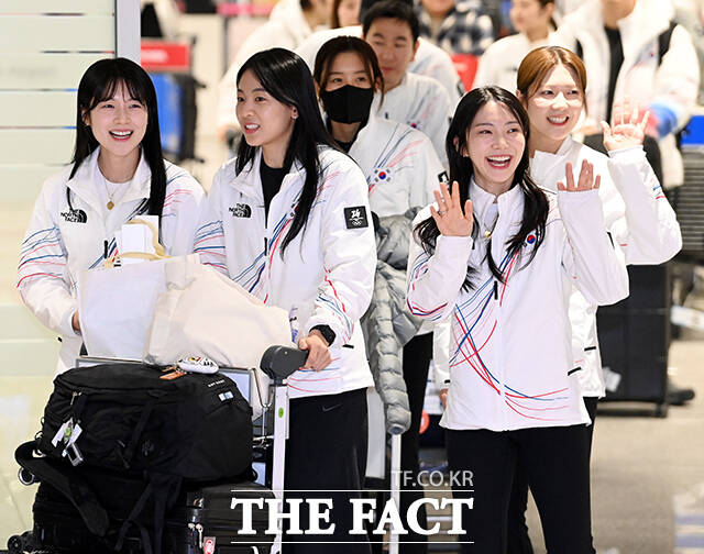 최휘영 문화체육관광부 장관(오른쪽)이 이수경 선수단장에게 꽃다발을 전달하고 있다.