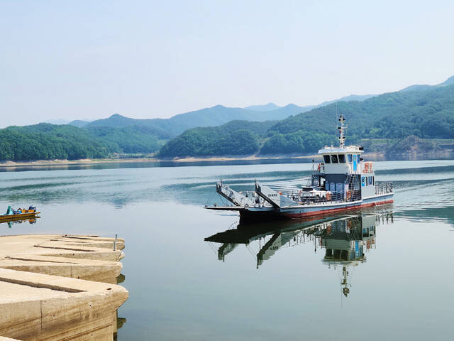 안동호를 운항하는 경북 제703호 도선 /안동시