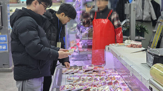 원산지 표시 단속 현장 모습./농식품부