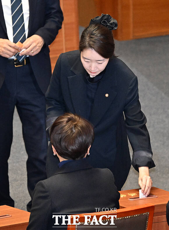 제432회국회(임시회) 8차 본회의가 24일 오후 서울 여의도 국회에서 열린 가운데 ‘공천 헌금 수수 의혹’을 받고 있는 강선우 무소속 의원의 체포동의안이 가결되고 있다.