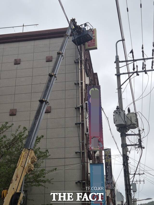거제시가 옥외광고물 안전사고 예방을 위해 간판안전 사전알림제를 추진한다. /거제시