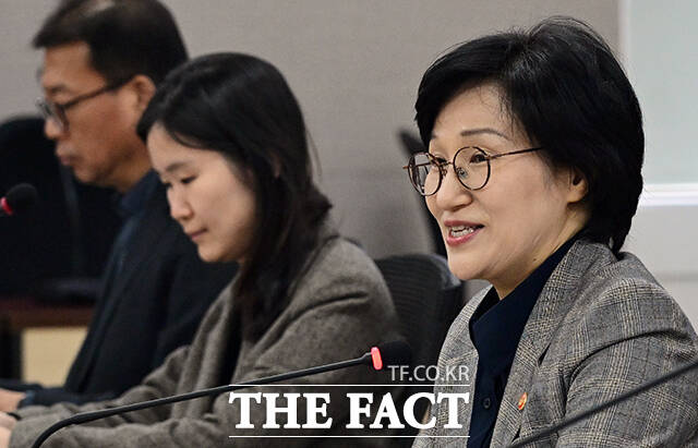 원민경 성평등가족부 장관(왼쪽)이 24일 오후 서울 종로구 정부서울청사에서 열린 전국여성정책네트워크 간담회에 참석해 모두발언을 하고 있다. /임영무 기자