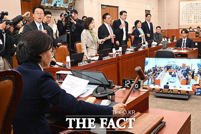 국민의힘 의원들이 24일 오후 서울 여의도 국회에서 열린 법제사법위원회 전체회의에서 전남·광주 통합특별시 설치를 위한 특별법안(대안)에 대한 거수 표결에 항의하고 있다. /국회=남용희 기자