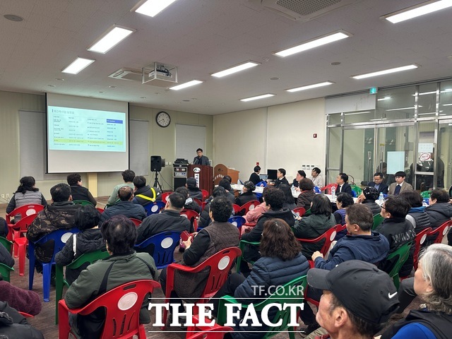23일 서천특화시장에서 열린 상인 설명회에서 서천군과 충남개발공사가 재건축사업 추진 경과와 향후 계획을 설명하고 있다. /노경완 기자
