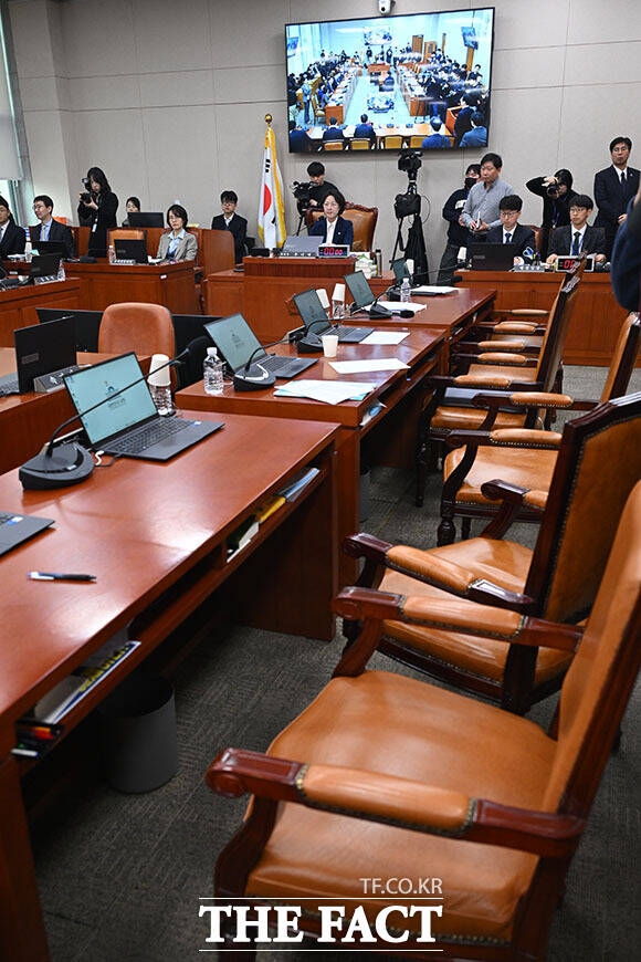 항의하며 이석한 국민의힘 의원들의 빈 자리.