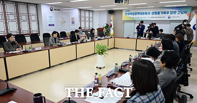 원민경 성평등가족부 장관(왼쪽)이 24일 오후 서울 종로구 정부서울청사에서 열린 전국여성정책네트워크 간담회에 참석해 모두발언을 하고 있다. /임영무 기자