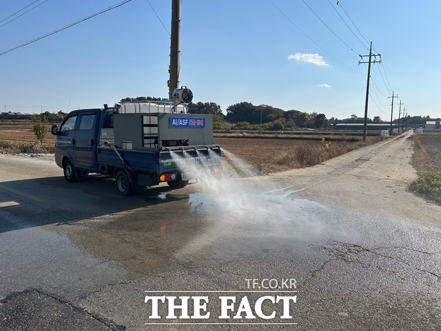 24일 전북 김제시 공덕면 소재 산란계 농장에서 검출된 H5형 항원이 정밀검사 결과 고병원성 조류인플루엔자(H5N1)로 최종 확인된 가운데 소독차량이 고위험 지역을 대상으로 집중 소독하고 있다. /전북도