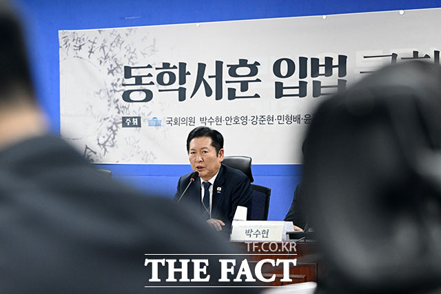 정청래 더불어민주당 대표가 24일 오후 서울 여의도 국회 의원회관에서 열린 동학서훈 입법 국회 공개 토론회에서 인사말을 하고 있다. /국회=남용희 기자