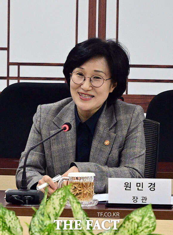 원민경 성평등가족부 장관(왼쪽)이 24일 오후 서울 종로구 정부서울청사에서 열린 전국여성정책네트워크 간담회에 참석해 모두발언을 하고 있다. /임영무 기자