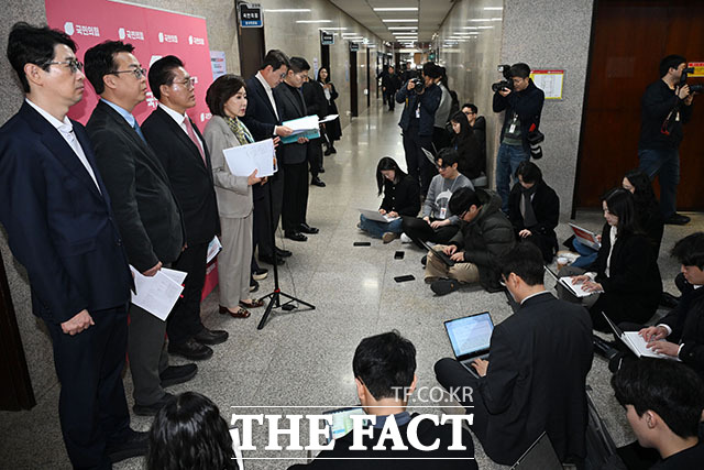 법사위 전체회의 지연 항의하는 나경원 의원.