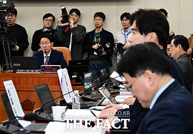 발언하는 김상훈 위원장.