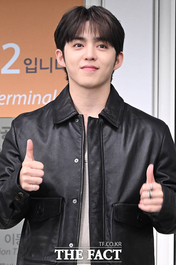 보스(BOSS) 글로벌 엠버서더인 세븐틴 에스쿱스가 24일 오전 ‘26 FW 패션위크‘ 참석을 위해 인천국제공항에서 이탈리아 밀라노로 출국하며 팬들에게 인사하고 있다. /인천국제공항=김성렬 인턴기자