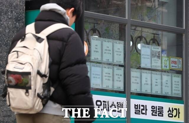 성동구는 구로 전입해 독립생활을 시작하는 1인가구(세대주)인 동시에 19세~39세(2007년생~1987년생) 청년을 대상으로 '전입 1인가구 청년 생필품 구매 지원'을 진행하고 있다. /뉴시스