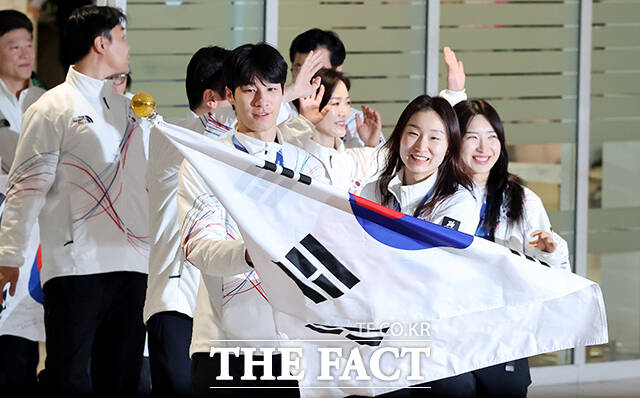 최휘영 문화체육관광부 장관(오른쪽)이 이수경 선수단장에게 꽃다발을 전달하고 있다.