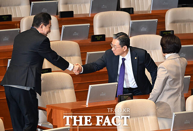 정성호 법무부 장관과 인사하는 김병기 의원.