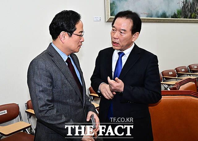 회의 진행 방향에 대해 협의하는 박수영 대미특위 야당 간사와 정태호 여당 간사.