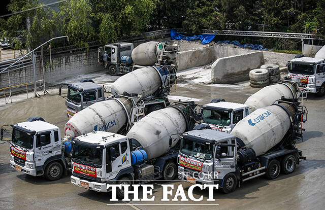 지난해 시멘트 내수 출하량이 34년 만에 최저치를 기록한 가운데, 주요 시멘트 기업들이 실적 부진에 허덕였다. 사진은 시멘트를 실어 나르는 레미콘 차량 모습. /뉴시스