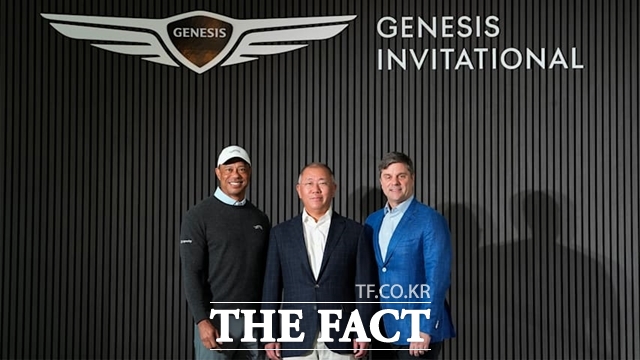 현대차 정의선 회장(가운데)이 타이거 우즈(왼쪽), 브라이언 롤랩 PGA투어 CEO와 함께 대회 계약 연장에 합의한 뒤 기념 촬영을 하고 있다./PGA TOUR