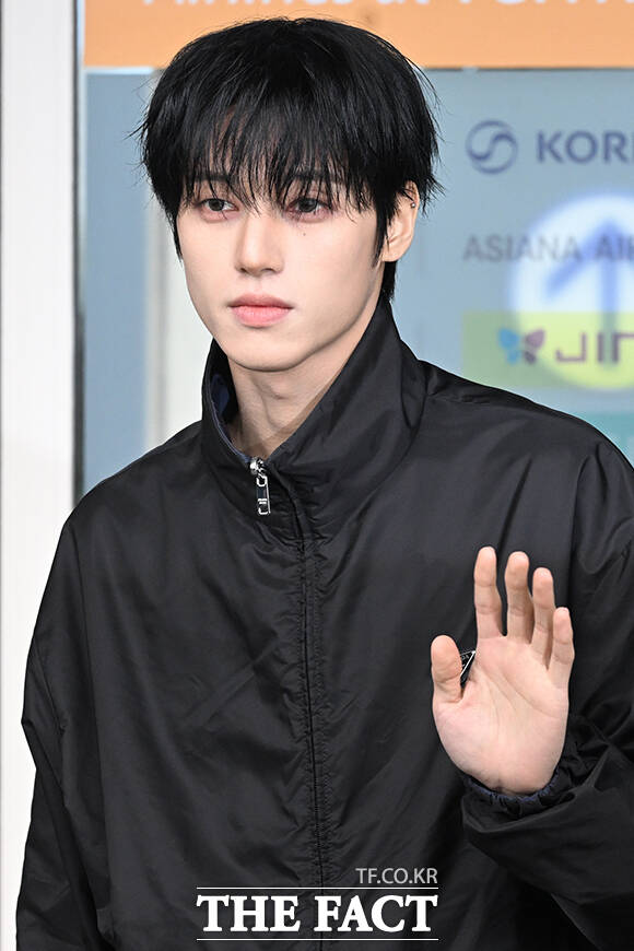 에이티즈 우영이 24일 오전 ‘프라다(PRADA)’의 패션쇼 참석을 위해 인천국제공항에서 이탈리아 밀라노로 출국하며 팬들에게 인사하고 있다. /인천국제공항=김성렬 인턴기자