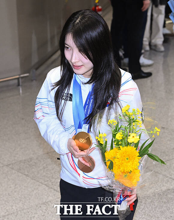 2026 밀라노·코르티나담페초 동계올림픽 일정을 마친 쇼트트랙 김길리가 24일 오후 인천국제공항을 통해 귀국하고 있다. /인천국제공항=박헌우 기자