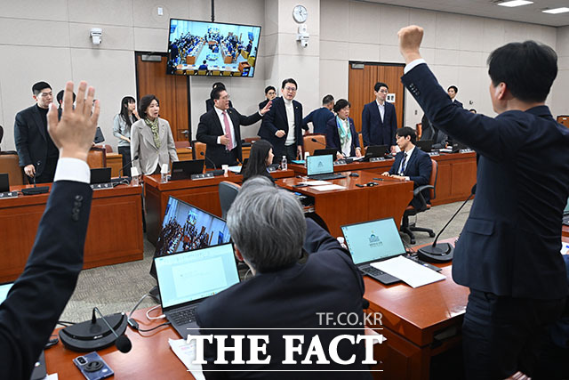 항의하며 이석한 국민의힘 의원들의 빈 자리.