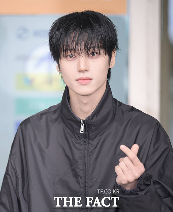 에이티즈 우영이 24일 오전 패션쇼 참석을 위해 인천국제공항에서 밀라노로 출국하며 포즈를 취하고 있다. /인천국제공항=박헌우 기자