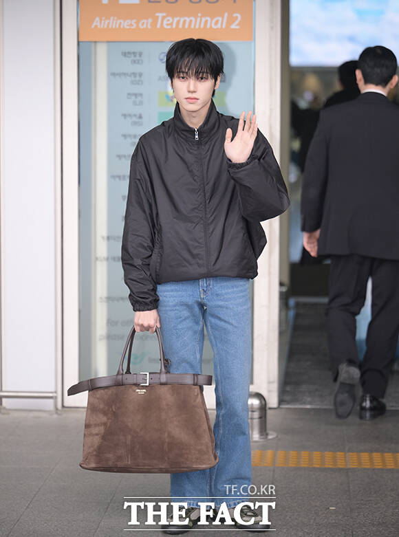 에이티즈 우영이 24일 오전 패션쇼 참석을 위해 인천국제공항에서 밀라노로 출국하며 포즈를 취하고 있다. /인천국제공항=박헌우 기자