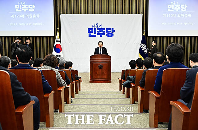 한병도 더불어민주당 원내대표가 24일 오후 서울 여의도 국회에서 열린 의원총회에 참석해 정청래 대표의 발언을 듣고 있다.