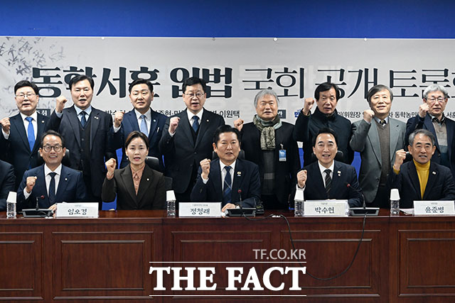 정청래 더불어민주당 대표가 24일 오후 서울 여의도 국회 의원회관에서 열린 동학서훈 입법 국회 공개 토론회에서 인사말을 하고 있다. /국회=남용희 기자