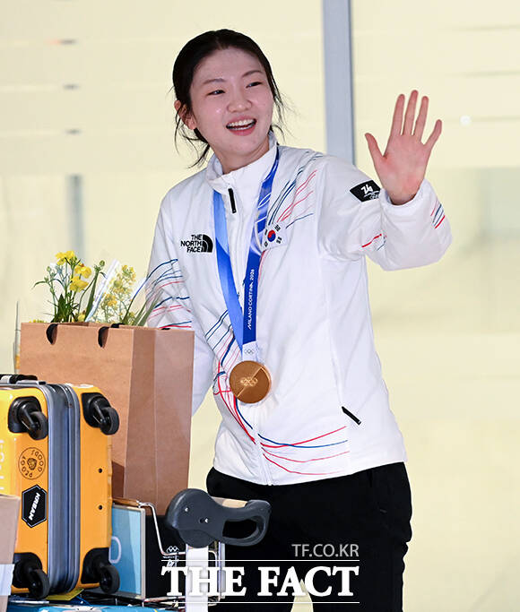 최휘영 문화체육관광부 장관(오른쪽)이 이수경 선수단장에게 꽃다발을 전달하고 있다.