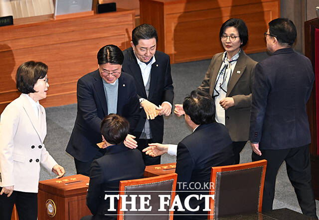 김병기 무소속 의원(가운데)이 24일 오후 서울 여의도 국회에서 열린 제432회국회(임시회) 8차 본회의에 참석해 ‘공천 헌금 수수 의혹’을 받고 있는 강선우 무소속 의원의 체포동의안 투표를 하고 있다. /국회=배정한 기자