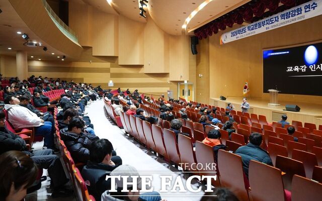 24일 충남교육청과학교육원서 열린 ‘2026 학교운동부지도자 역량 강화 연수’에서 김지철 교육감이 인사말을 전하고 있다. /충남교육청