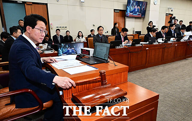 김상훈 위원장(왼쪽)이 24일 오전 서울 여의도 국회에서 열린 대미투자특별법 처리를 위한 특별위원회 전체회의에 참석해 안건을 상정하고 있다.