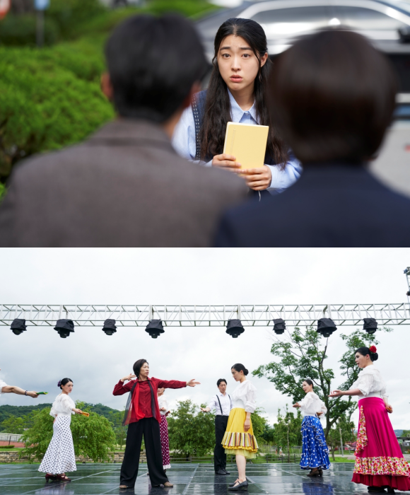 최성은(위쪽)은 누구보다 성실하게 노력하는 Z세대 공무원 연경으로 분해 염혜란과 연기 호흡을 맞춘다. /㈜디스테이션