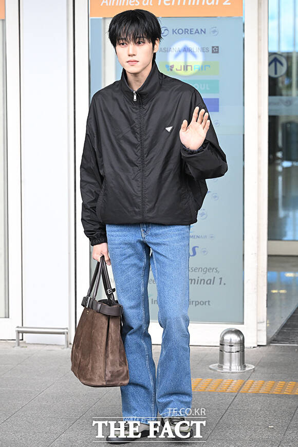 에이티즈 우영이 24일 오전 ‘프라다(PRADA)’의 패션쇼 참석을 위해 인천국제공항에서 이탈리아 밀라노로 출국하며 팬들에게 인사하고 있다. /인천국제공항=김성렬 인턴기자