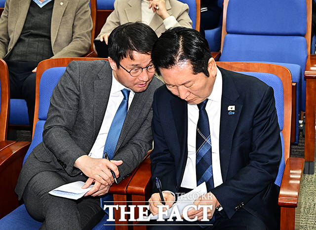 한병도 더불어민주당 원내대표가 24일 오후 서울 여의도 국회에서 열린 의원총회에 참석해 정청래 대표의 발언을 듣고 있다.