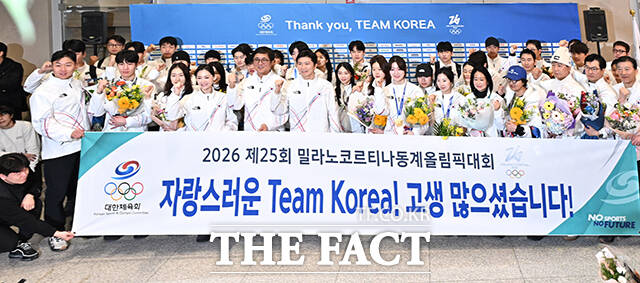 최휘영 문화체육관광부 장관(오른쪽)이 이수경 선수단장에게 꽃다발을 전달하고 있다.