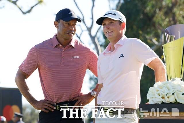 제네시스 인비테이셔널 호스트인 타이거 우즈(왼쪽)가 생애 첫 우승을 달성한 제이콥 브리지먼과 시상식 도중 담소를 나누고 있다./AP.뉴시스